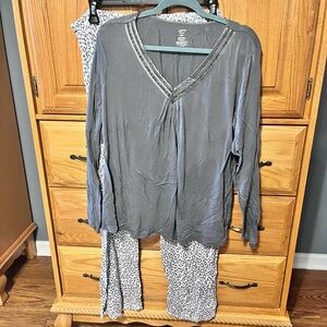 Women’s Charcoal Gray V-Neck Sleep Top and Leopard Print Pants Pajama Set